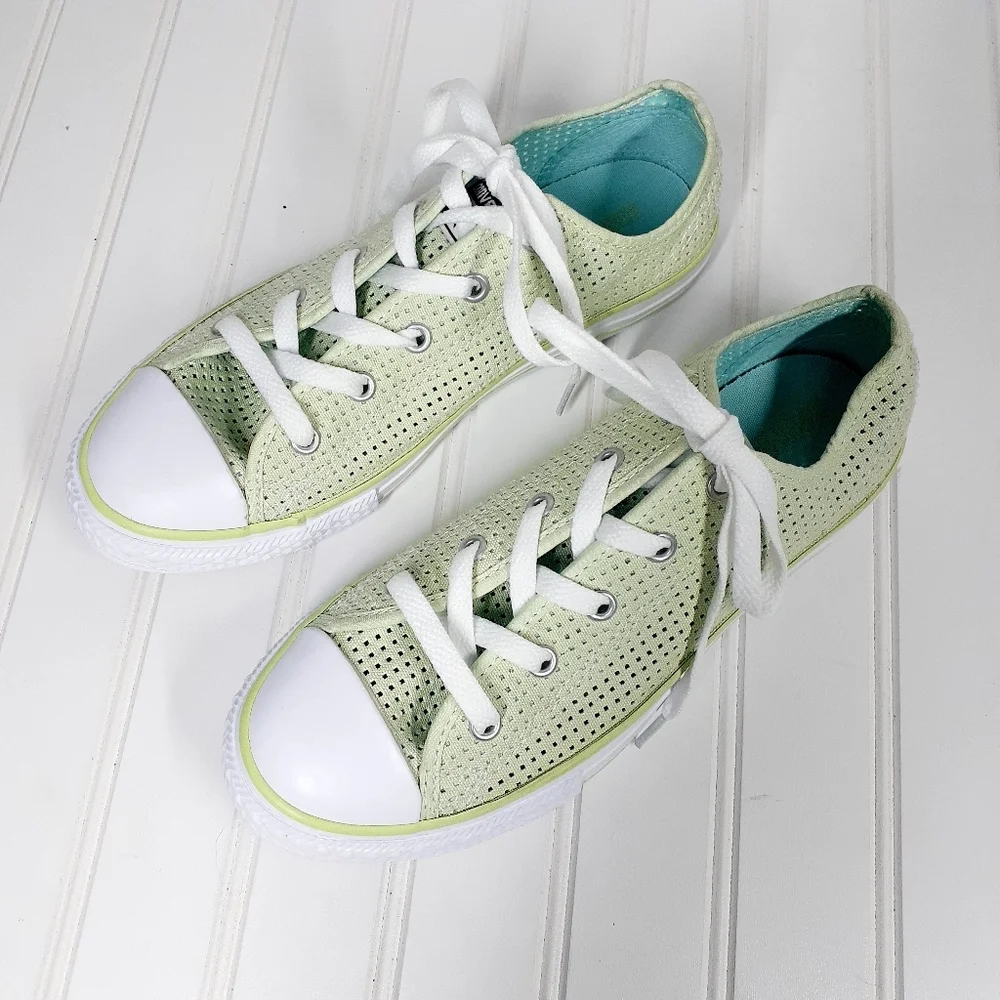 NEW Converse Chuck Taylor All Star Perforated JUNIOR shoe size 4 F41